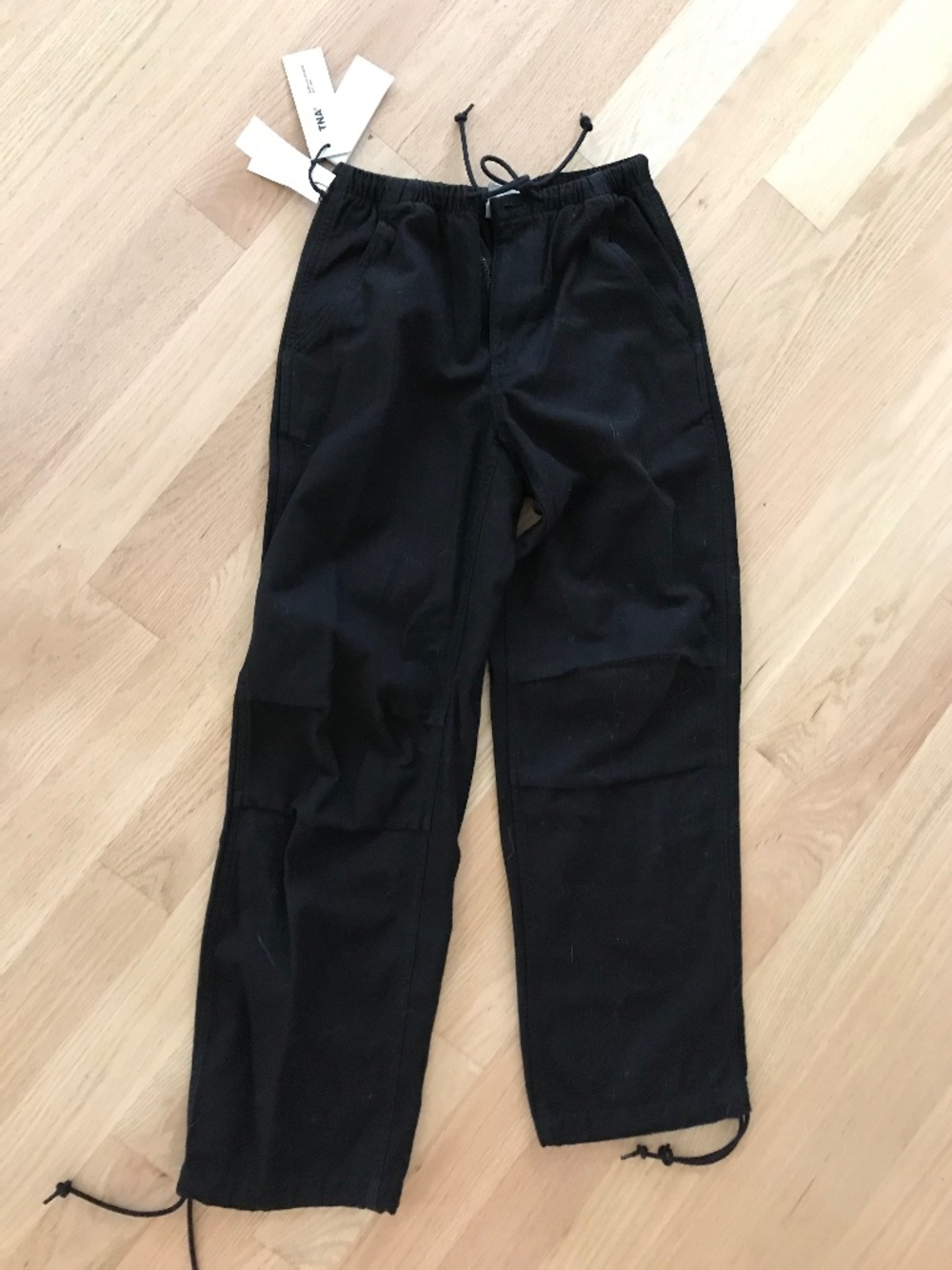 Aritiza TNA black parachute pants